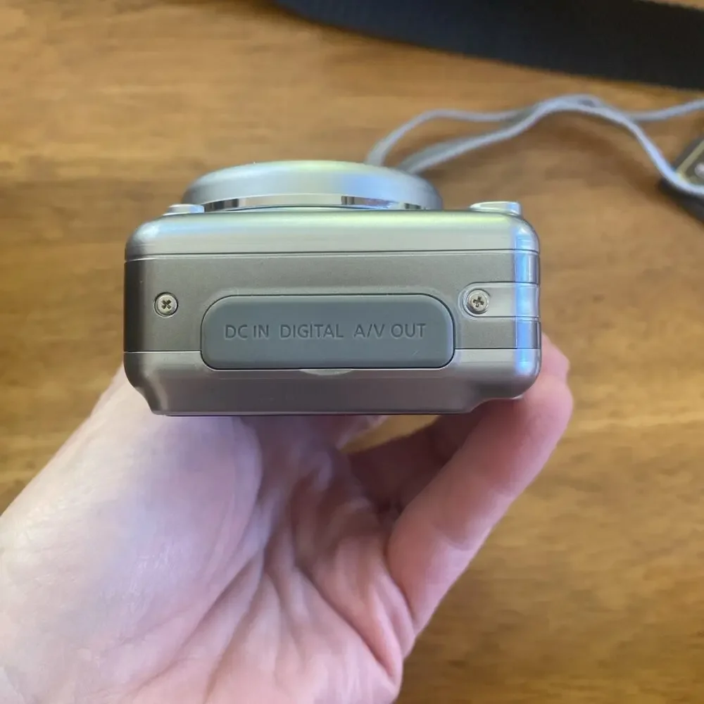 Canon PowerShot A720 IS 8MP Digital Camera 6x Optical Zoom w/8GB Card